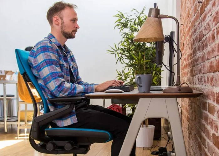 Sit correctly at online desk